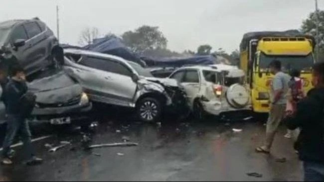 Kecelakaan Beruntun Tol Cipularang KM 92 17 Kendaraan Terlibat, Satu Korban Jiwa, dan Puluhan Terluka