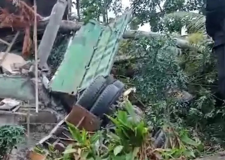 Truk Tabrak Rumah di Jalan Lintas Padang-Solok Diduga Akibat Rem Blong