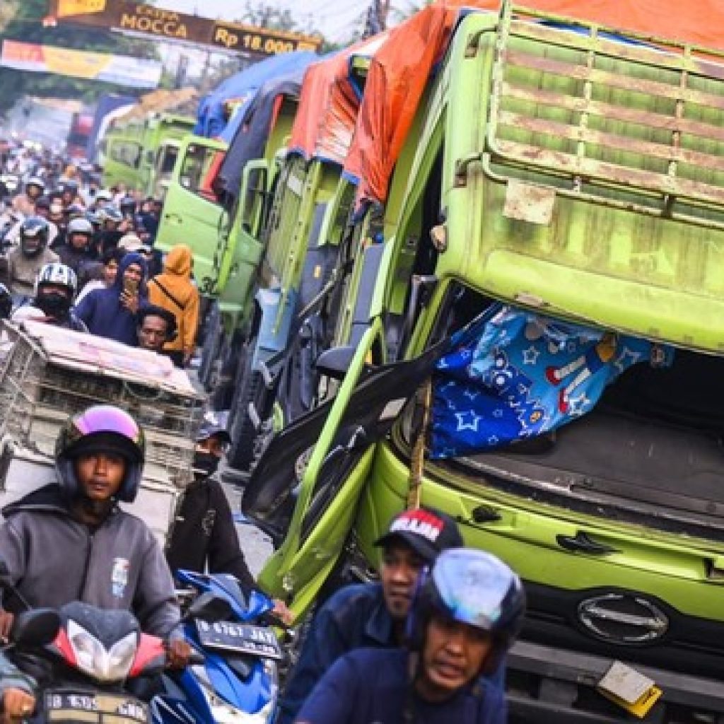 Truk Tanah Dibakar Warga Teluknaga Usai Tabrak Bocah: Kronologi dan Fakta Lengkapnya