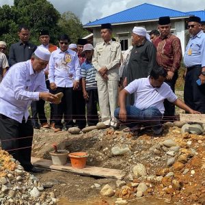 Bupati Hamsuardi Bersama Ketua Yayasan Pesantren Modern An-Najjar Najjar Lubis Lakukan Peletakan Batu Pertama dan Syukuran