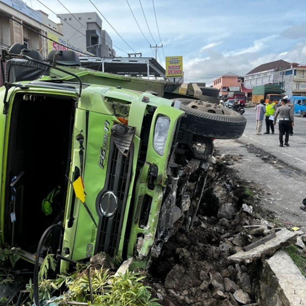 Truk Tanpa Pengemudi Sebabkan Kecelakaan di Bukittinggi, Dua Kendaraan Rusak Parah