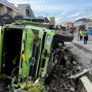 Truk Tanpa Pengemudi Sebabkan Kecelakaan di Bukittinggi, Dua Kendaraan Rusak Parah
