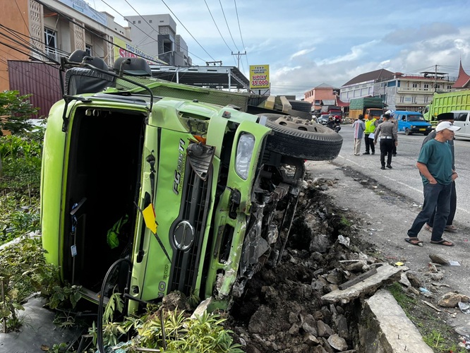 Truk Tanpa Pengemudi Sebabkan Kecelakaan di Bukittinggi, Dua Kendaraan Rusak Parah