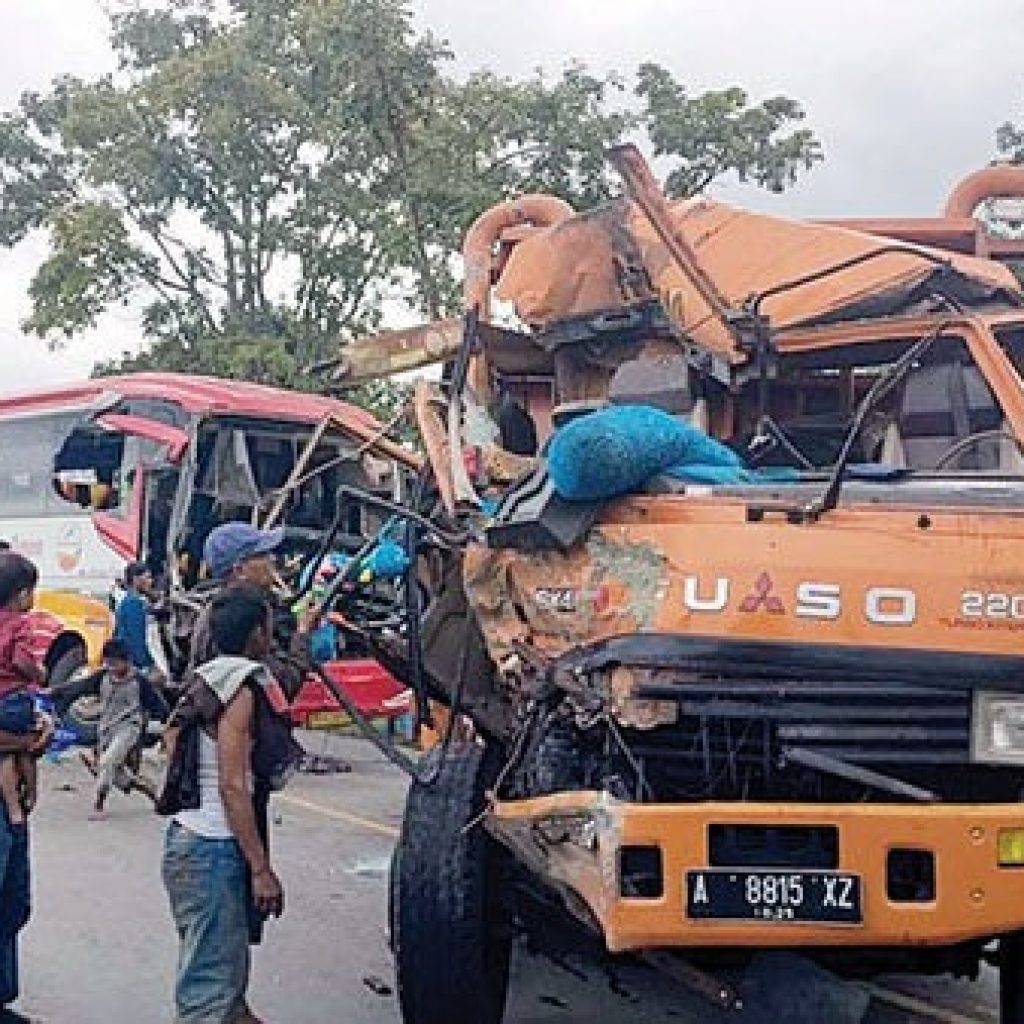 Kecelakaan Maut di Jalur Lintas Sumatra: Bus Gumarang Jaya Tabrak Truk, Sopir Terjepit dan 4 Orang Terluka