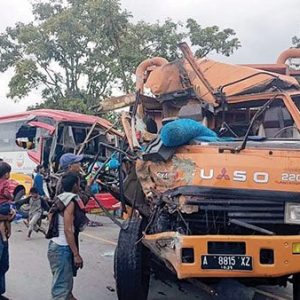 Kecelakaan Maut di Jalur Lintas Sumatra: Bus Gumarang Jaya Tabrak Truk, Sopir Terjepit dan 4 Orang Terluka