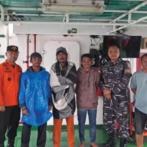 Nelayan Mentawai Terombang-Ambing Sehari Semalam Akibat Perahu Pecah Dihantam Gelombang Tinggi, Berhasil Diselamatkan Tim SAR