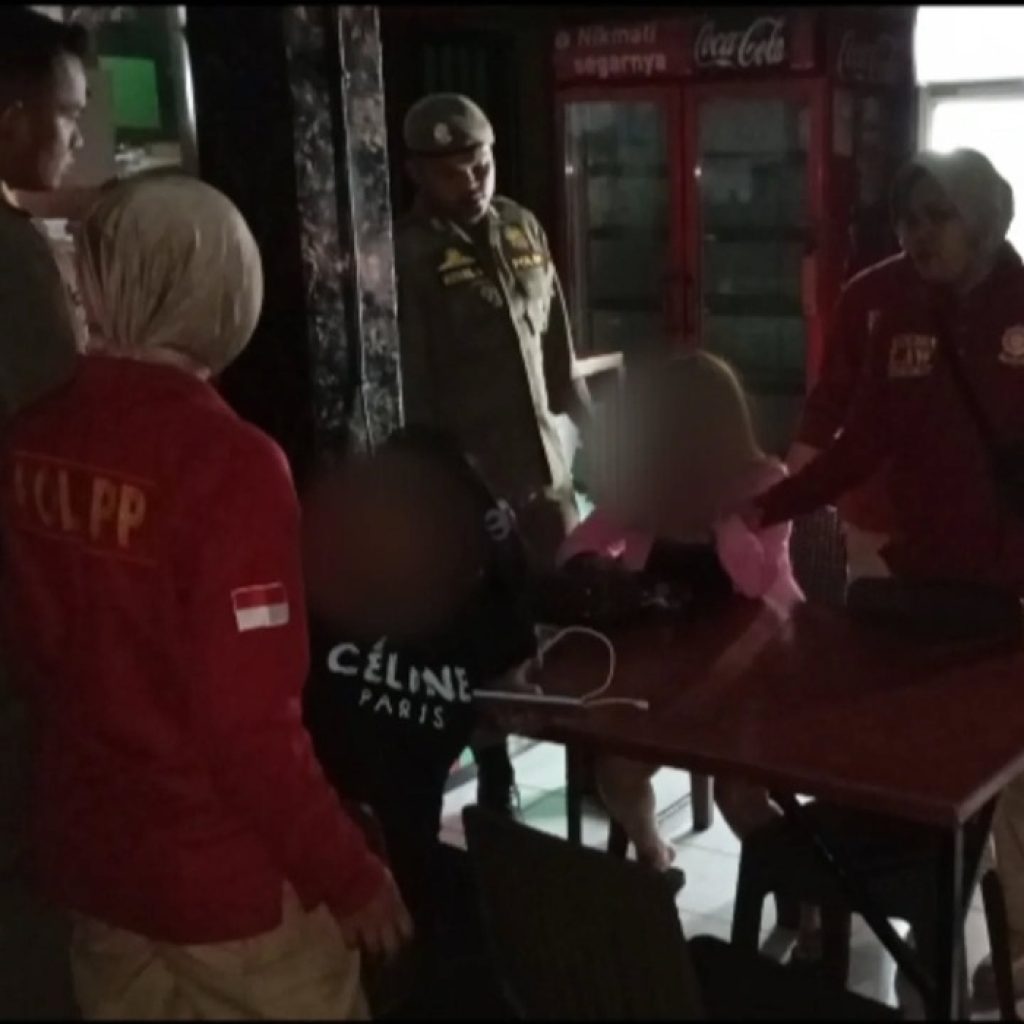 Satpol PP Padang Razia Dua Kafe Karaoke yang Beroperasi Saat Ramadhan