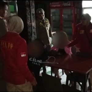 Satpol PP Padang Razia Dua Kafe Karaoke yang Beroperasi Saat Ramadhan