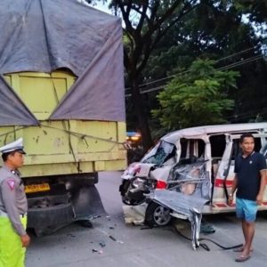 Ambulans Kecelakaan di Padang Saat Bawa Pasien Rujukan, Tabrak Truk Parkir di Jalur Menurun