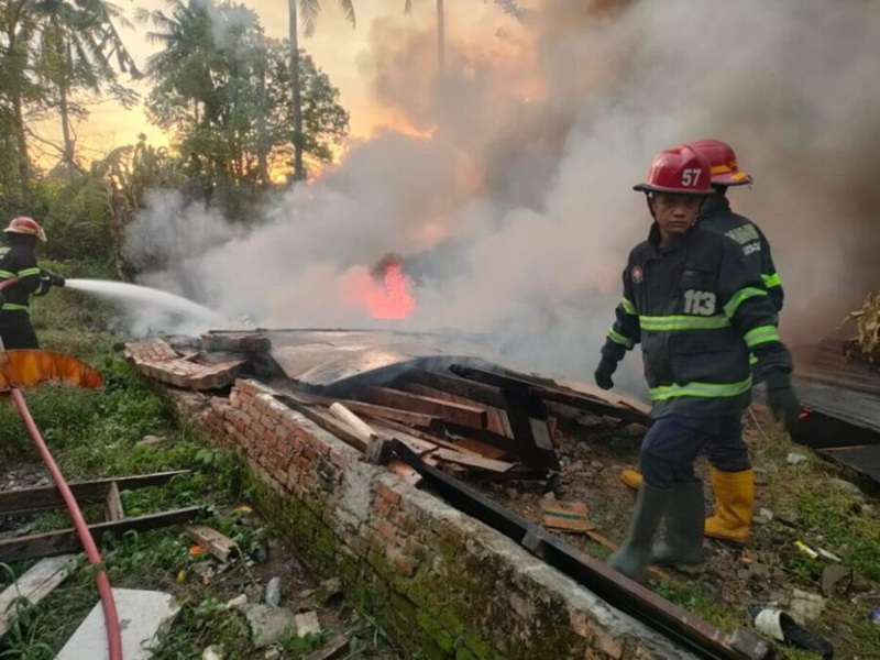 Bakar Sampah Berujung Kebakaran, Pondok Kandang Ayam di Padang Hangus