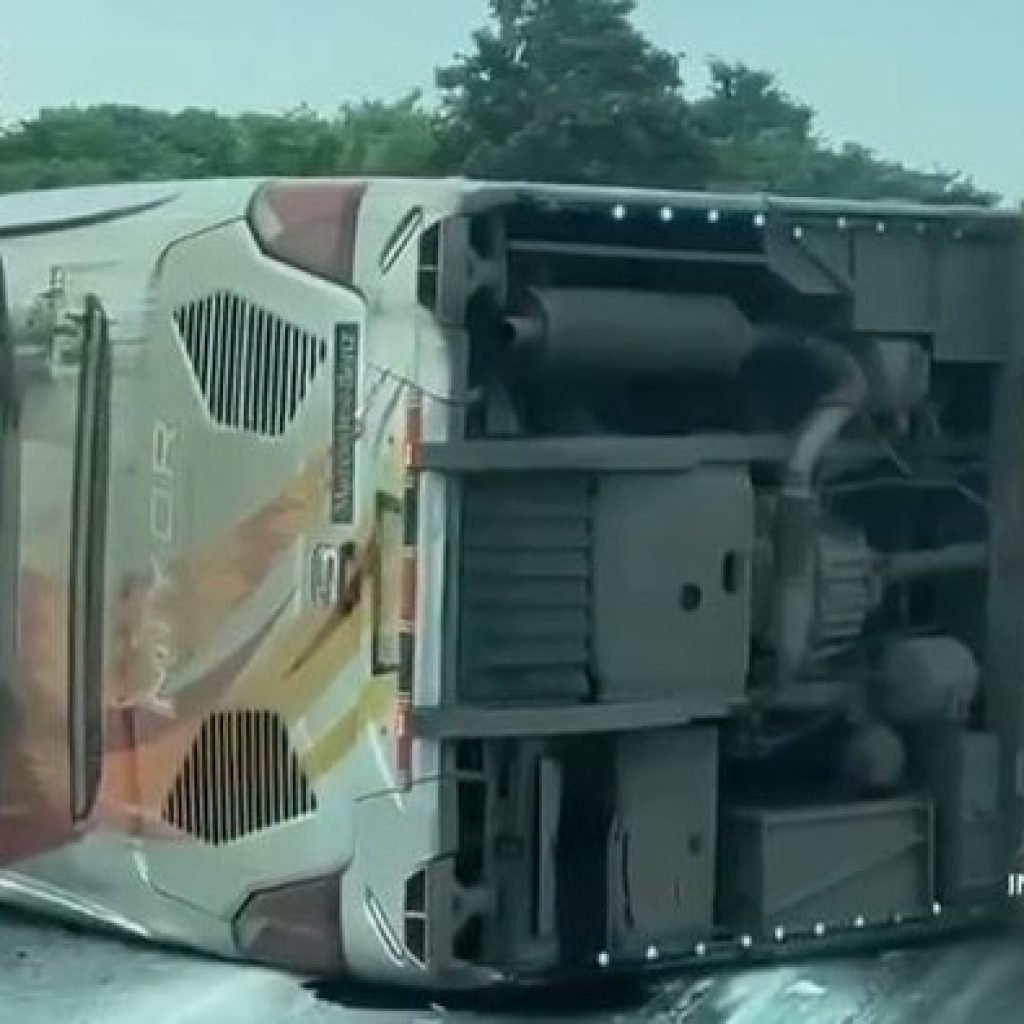 Bus Miyor Asal Padang Terguling di Tol Kayuagung, 1 Tewas dan 4 Terluka