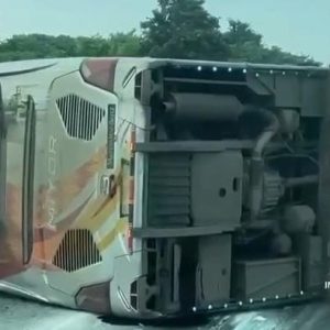 Bus Miyor Asal Padang Terguling di Tol Kayuagung, 1 Tewas dan 4 Terluka