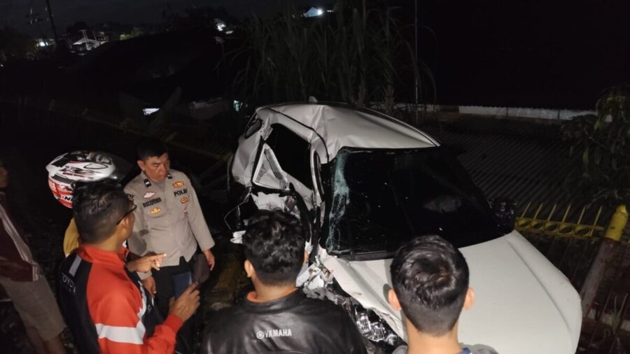 Dalam Sehari, Dua Mobil Tertabrak Kereta Api di Padang KAI Sumbar Serukan Kewaspadaan