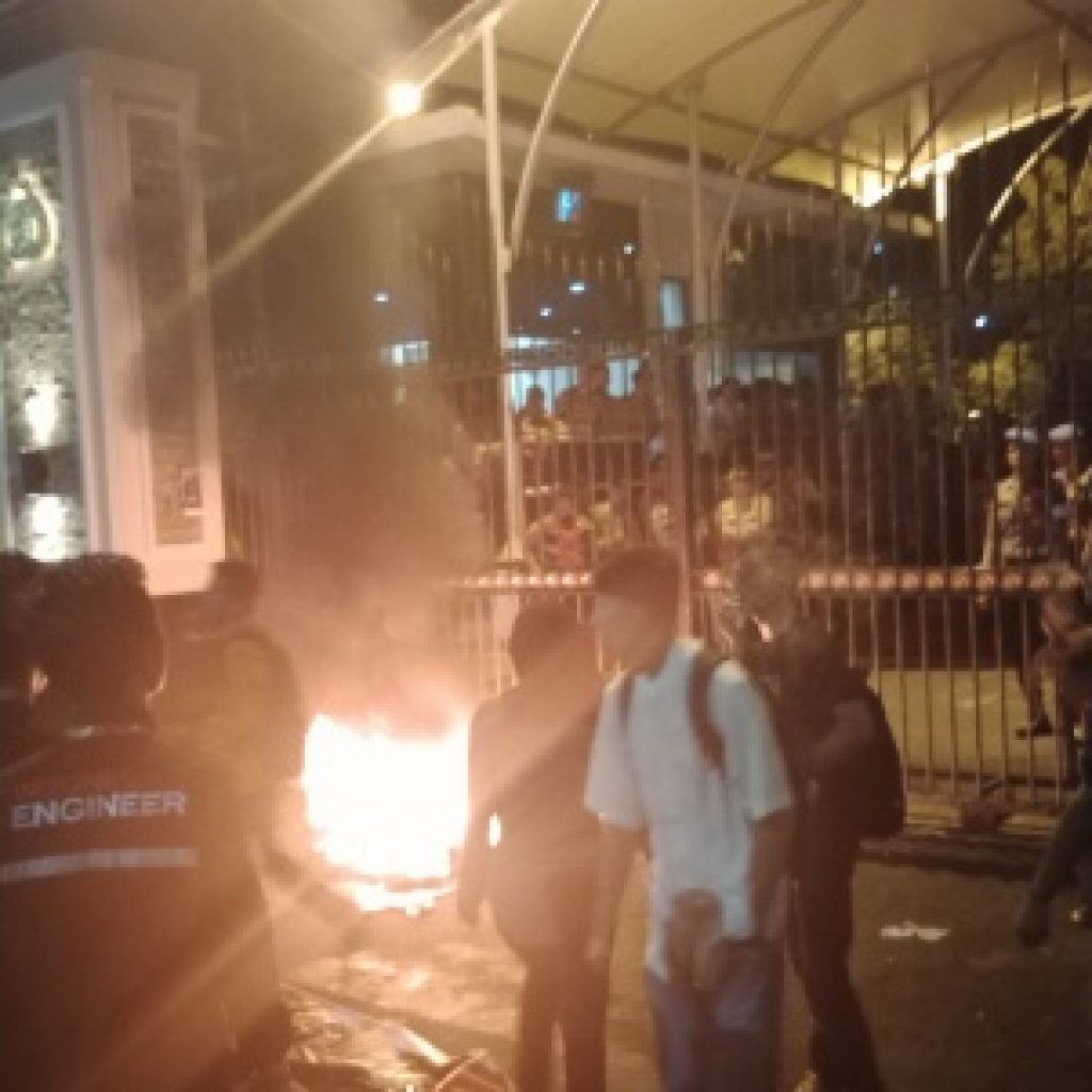 Demo Mahasiswa dan Warga Sipil Kepung Mapolda Sumbar, Desak Kapolda Tuntaskan Tiga Masalah Genting