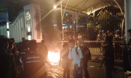 Demo Mahasiswa dan Warga Sipil Kepung Mapolda Sumbar, Desak Kapolda Tuntaskan Tiga Masalah Genting