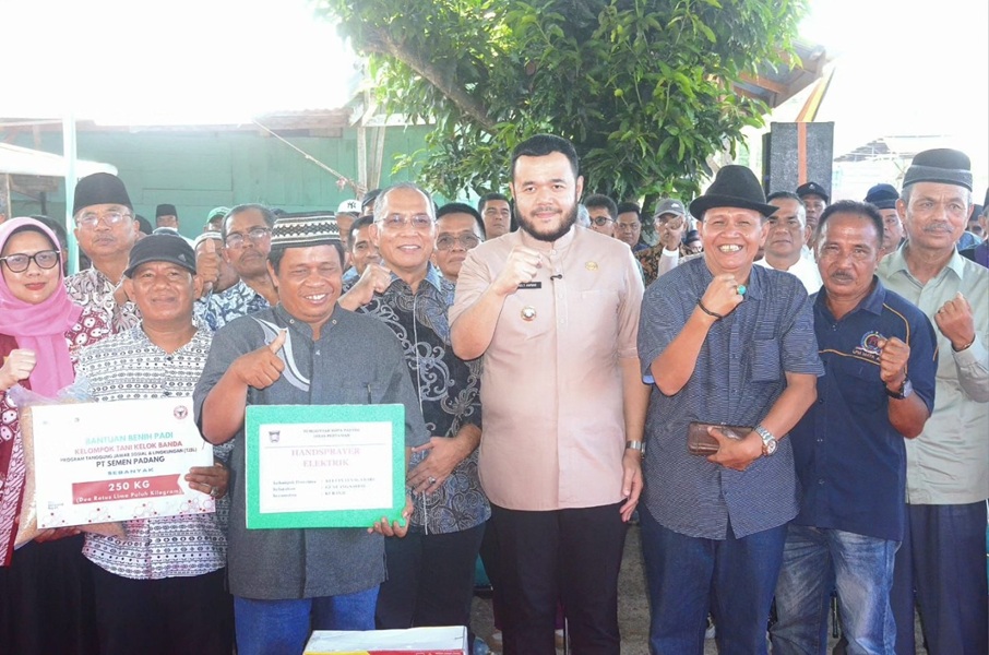 Fadly Amran Panen Padi di Kuranji, Wujudkan Program Padang Melayani