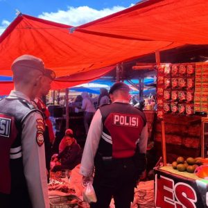 Personil Samapta Polres Solok Selatan Berikan Rasa Aman di Pasar Tradisional