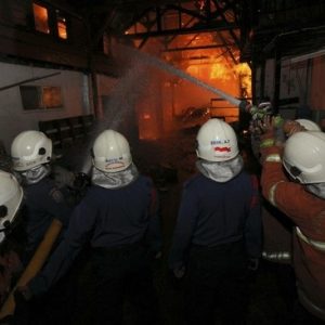 Kebakaran Hebat Melanda Gudang Pabrik Sepatu Ardiles di Surabaya, Api Berkobar Selama 12 Jam