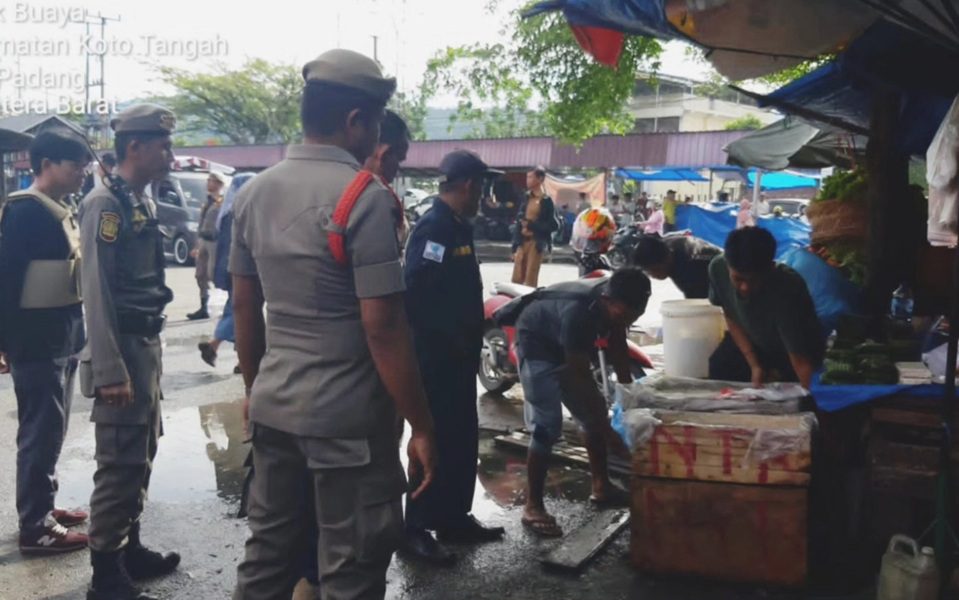Pasar Lubuk Buaya Padang Ditertibkan, Pedagang Diminta Naik ke Lantai 2