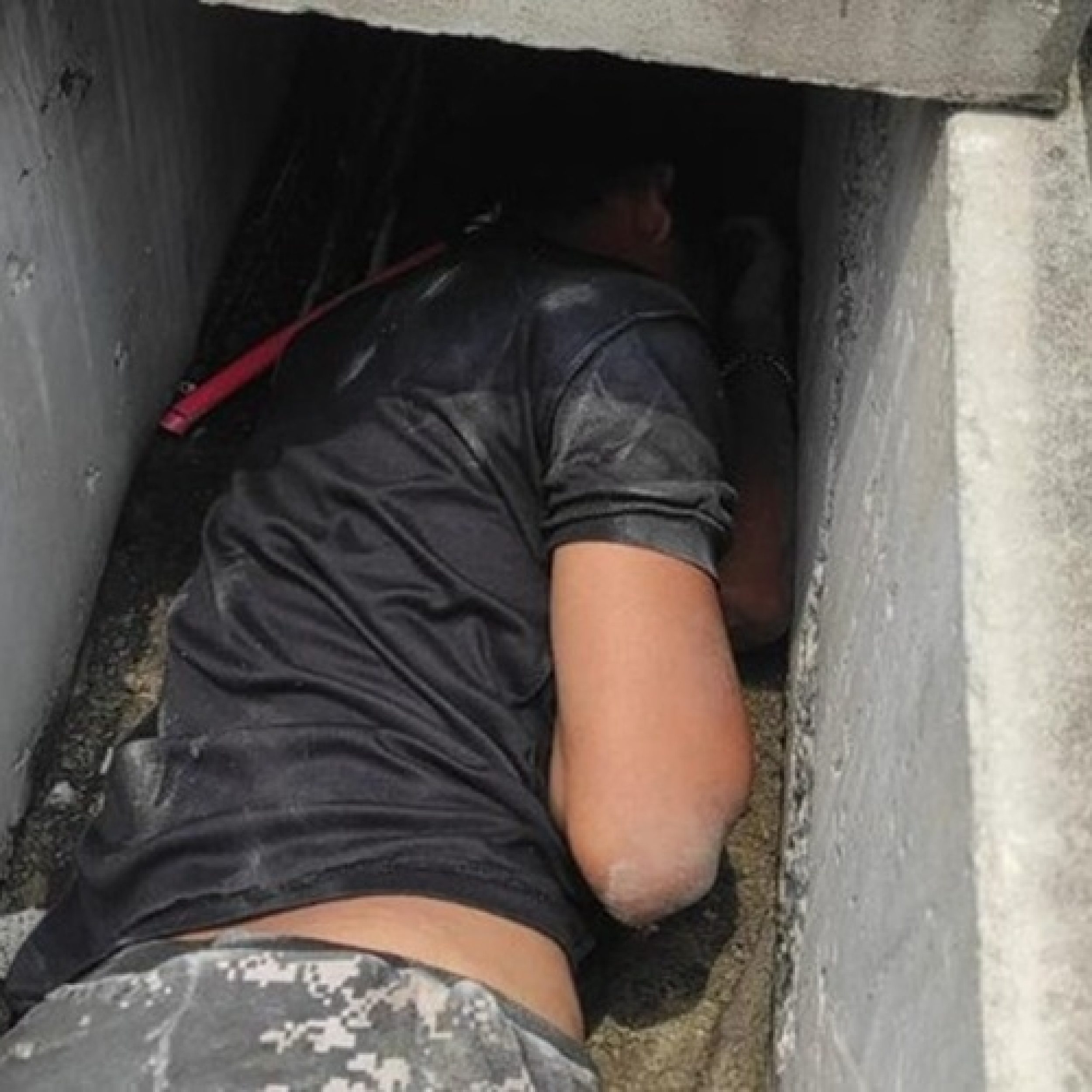 Pencuri Kabel Kereta Tertangkap Basah di Gorong-gorong