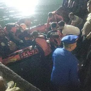 Penemuan Mayat Misterius Mengapung di Perairan Tarusan, Dievakuasi dalam Kondisi Membusuk