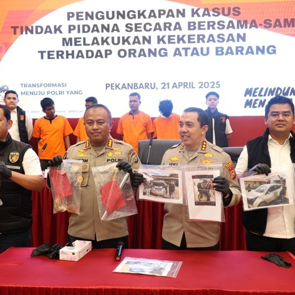 Polda Riau Ciduk Empat Debt Collector Usai Rusak Mobil dan Aniaya Wanita di Depan Kantor Polisi