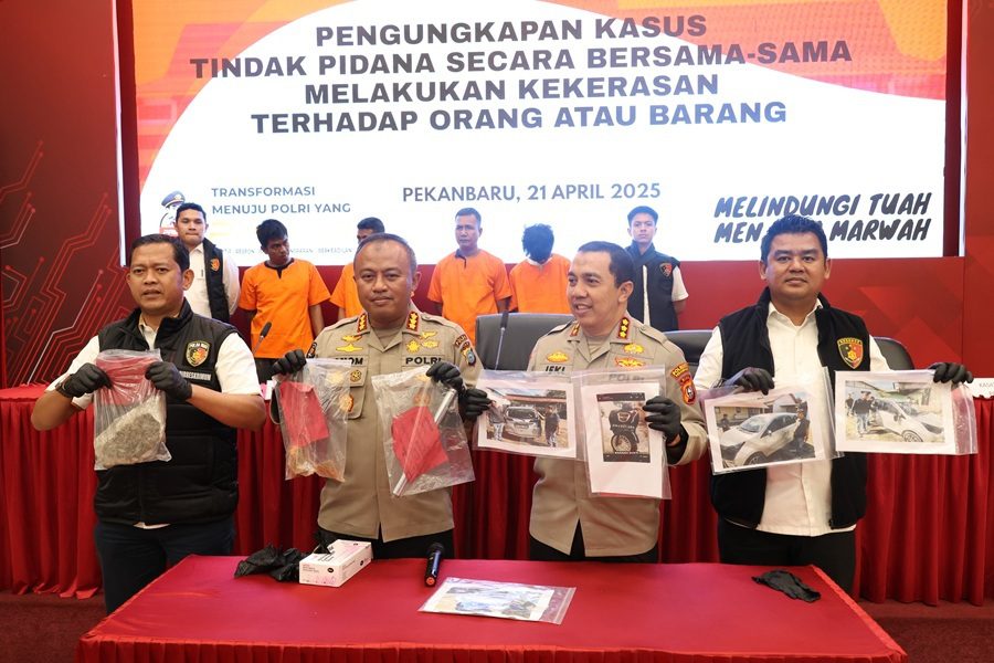 Polda Riau Ciduk Empat Debt Collector Usai Rusak Mobil dan Aniaya Wanita di Depan Kantor Polisi