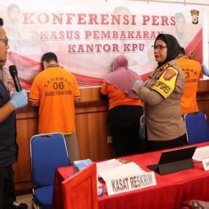 Polisi Tangkap 2 Pelaku Pembakar Kantor KPU Buru, Dalangnya Ternyata Seorang Bendahara