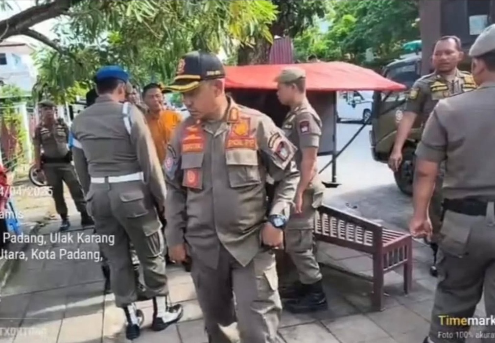 Satpol PP Padang Tertibkan Lapak PKL di Fasilitas Umum Tiga Kecamatan