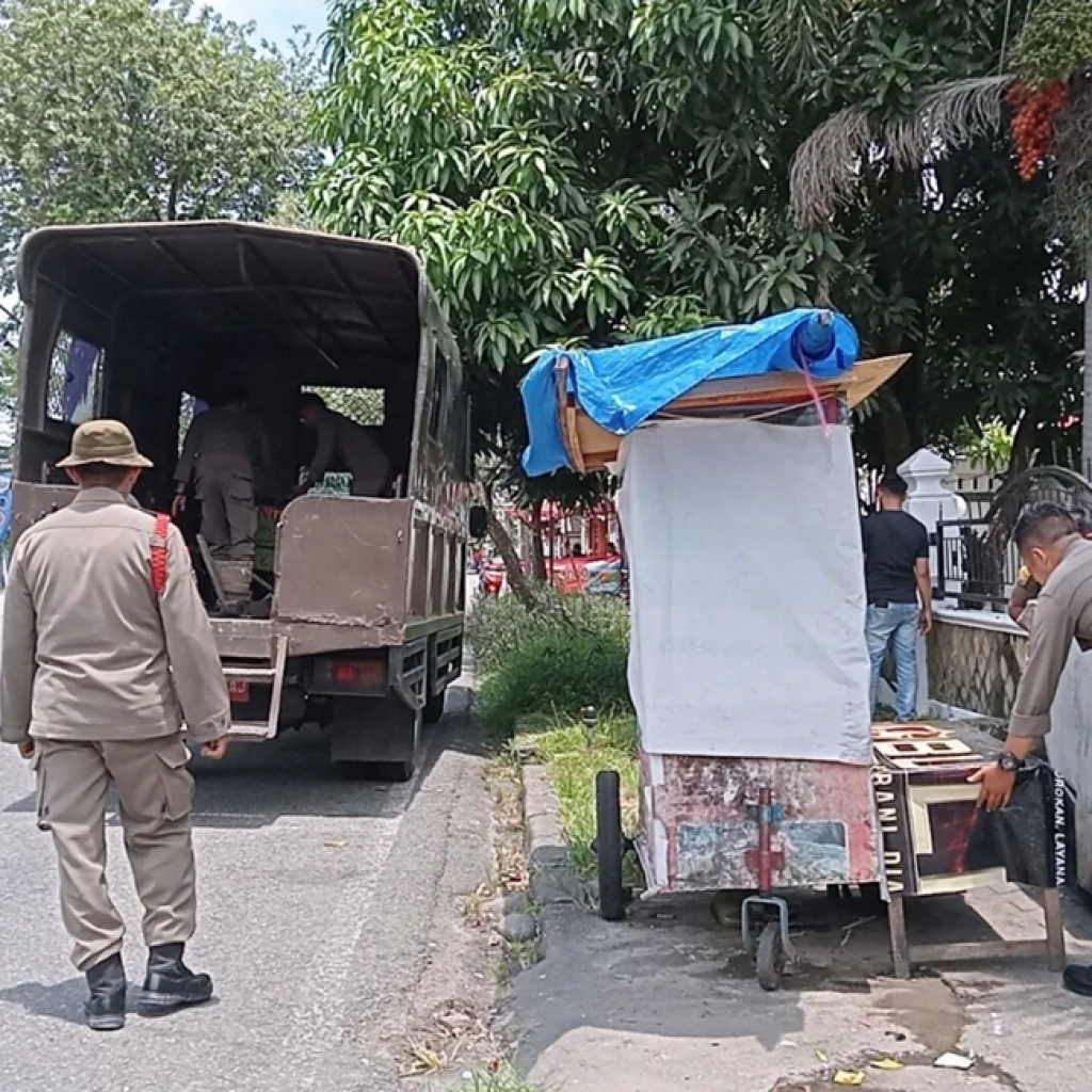 Satpol PP Padang Tertibkan PKL di Jalan Sutomo hingga Samudra Jelang Libur Lebaran