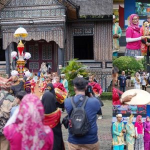 Tabuik Pariaman Warnai HUT TMII ke-50, Kota Pariaman Tampil Memukau
