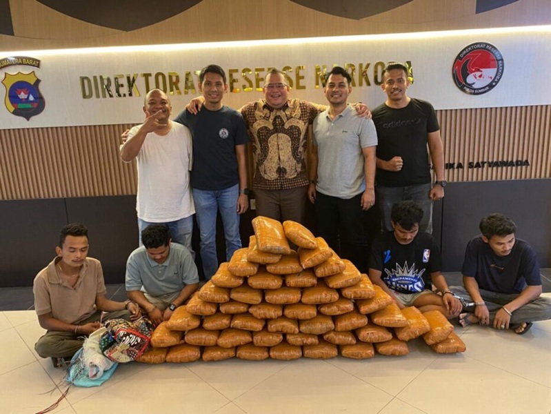 Tiga Mahasiswa dan Seorang Pria Ditangkap Bawa 47 Kg Ganja di Padang Pariaman dan Padang