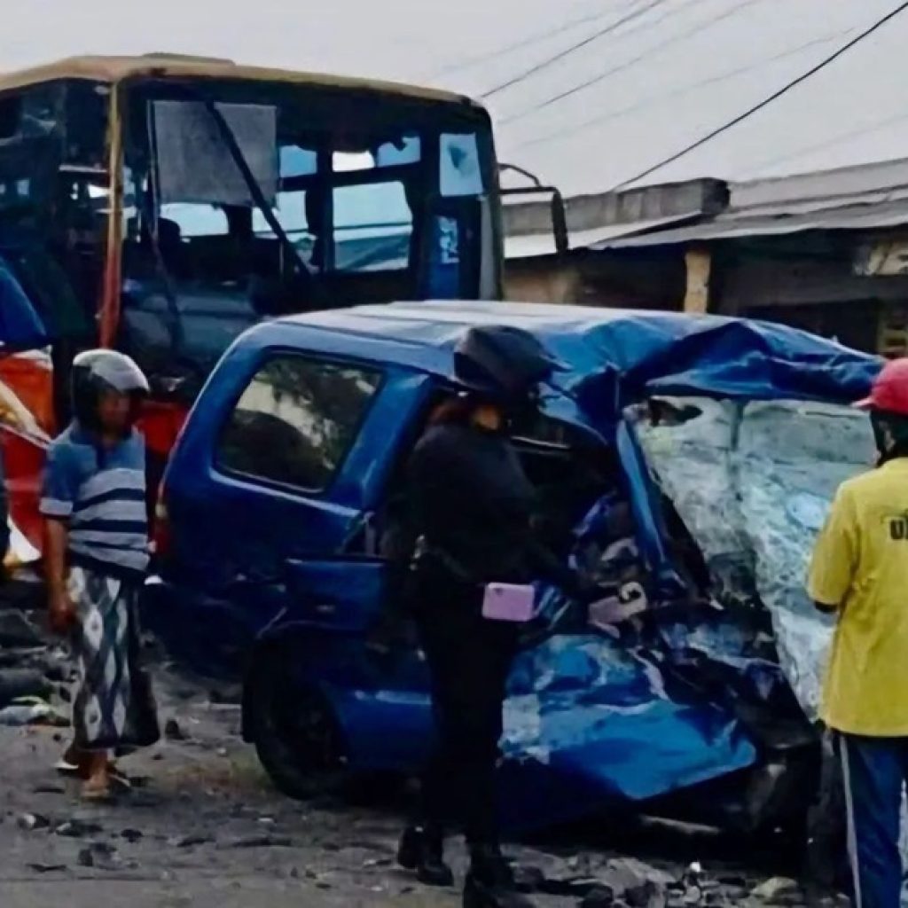 Tragedi di Gresik: Rombongan Pengantar Umroh Alami Kecelakaan, 7 Tewas dan 2 Luka-Luka