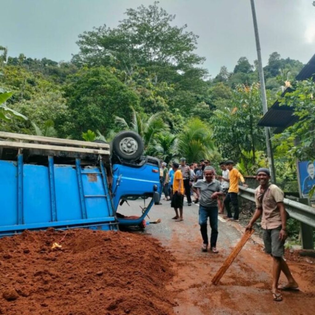 Truk Bermuatan Serbuk Kayu Terguling di Tanjakan Sungai Pisang Padang, Lalu Lintas Tersendat