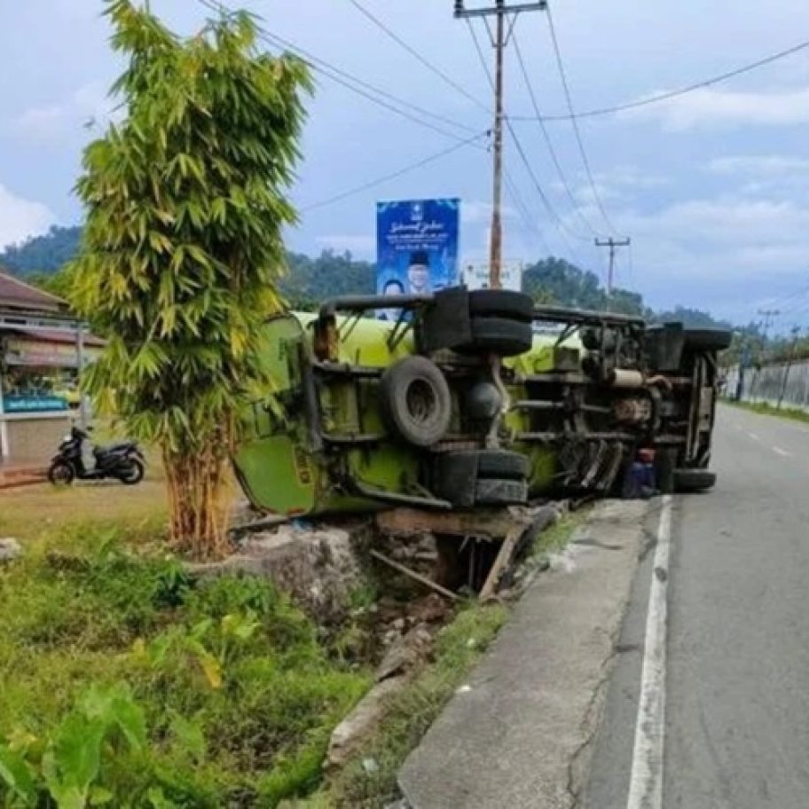 Truk CPO Bengkulu Terguling di Padang, Sopir Alami Cedera Ringan
