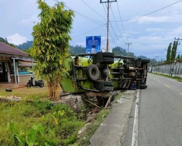 Truk CPO Bengkulu Terguling di Padang, Sopir Alami Cedera Ringan