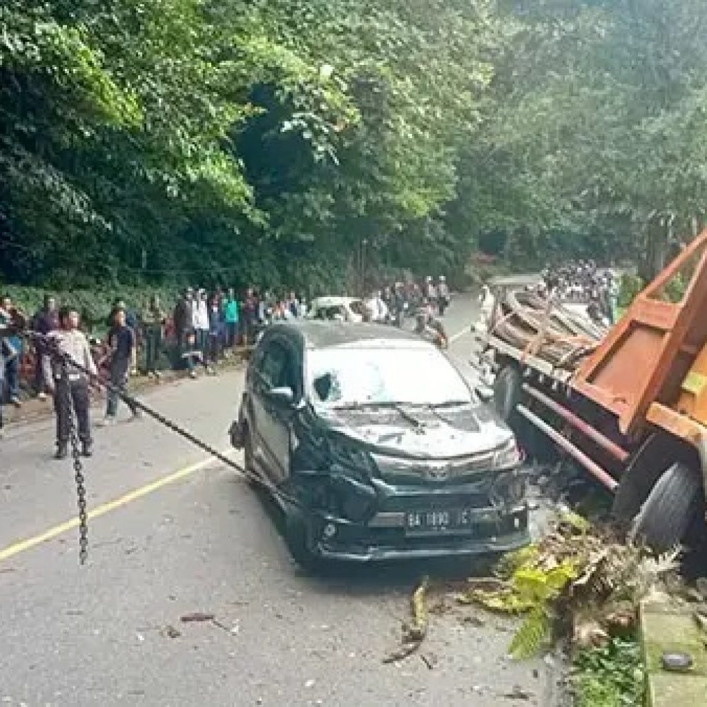 Truk Rem Blong Hantam 8 Kendaraan, 12 Orang Terluka