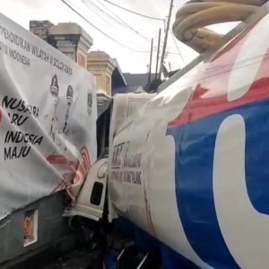 Truk Tangki Air Tergelincir dan Hantam Pagar Rumah Warga di Solok, Tak Ada Korban Jiwa