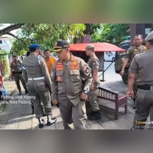 Satpol PP Padang Tertibkan Lapak PKL di Fasilitas Umum Tiga Kecamatan