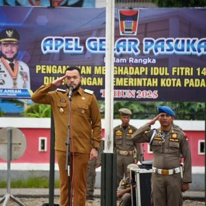 Wali Kota Padang Fadly Amran Pimpin Apel Pasca Libur Idul Fitri Bersama Satpol PP dan ASN