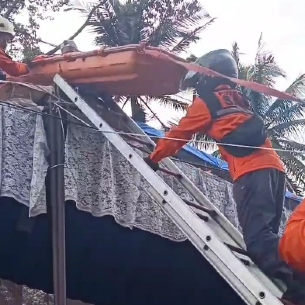 Warga Lima Puluh Kota Tewas Tersengat Listrik Saat Dirikan Tenda Pelaminan, Tim SAR Lakukan Evakuasi