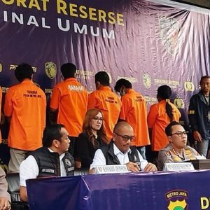 Pelaku Pembakaran Mobil Polisi di Depok Ditangkap, 6 Orang Pakai Baju Tahanan