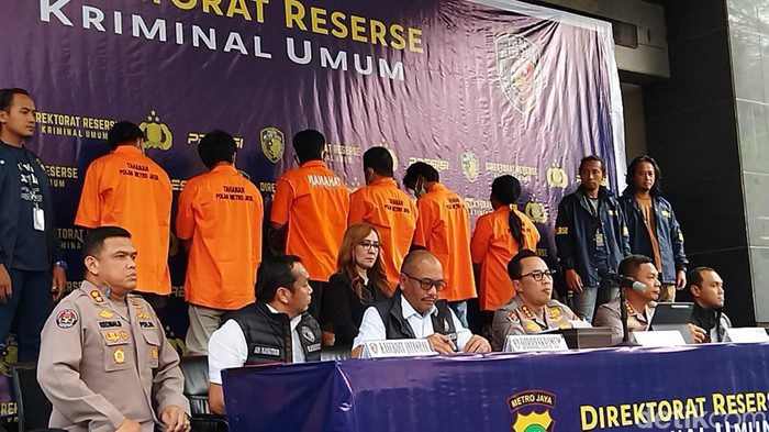 Pelaku Pembakaran Mobil Polisi di Depok Ditangkap, 6 Orang Pakai Baju Tahanan