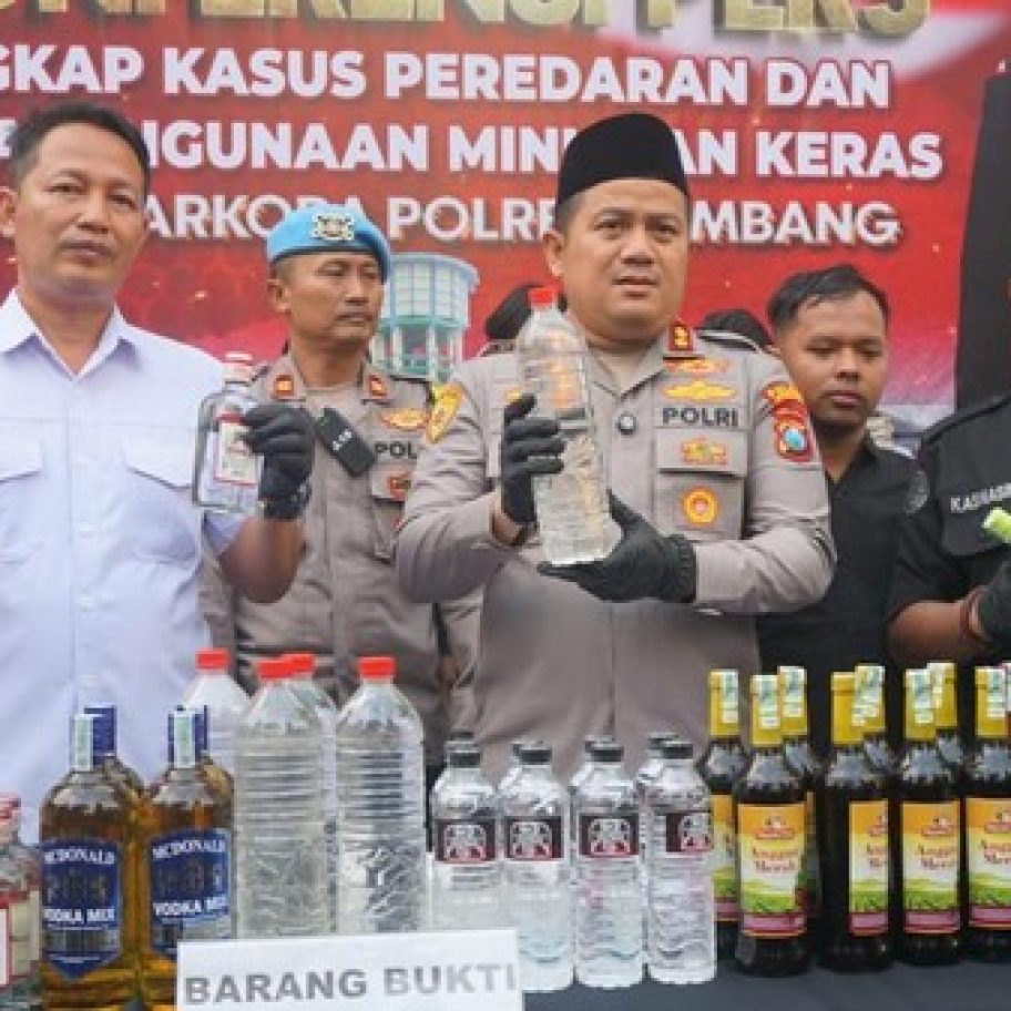 Polisi Gagalkan Penyelundupan Ratusan Botol Miras dari Grobogan ke Jombang, 3 Orang Diciduk