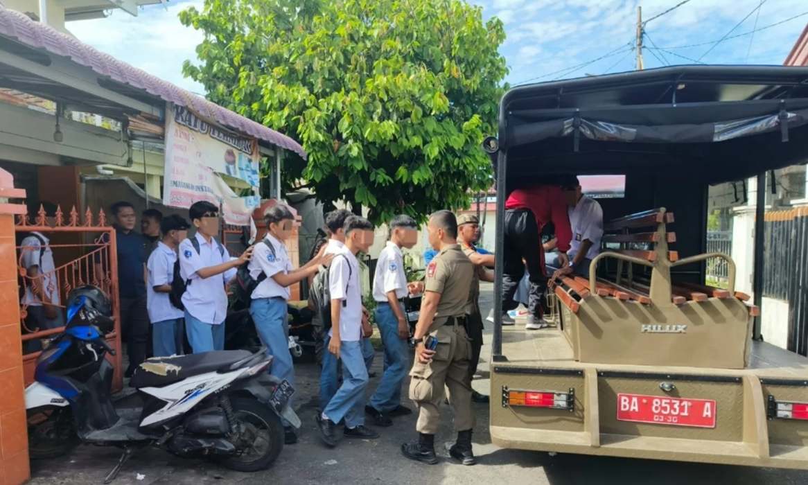 14 Pelajar Terjaring Razia Satpol PP Padang Saat Bolos Sekolah