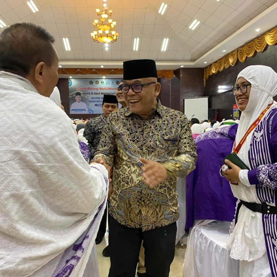 245 Calon Haji Pasbar Resmi Diberangkatkan dari Padang, Bupati Yulianto Hadir Langsung