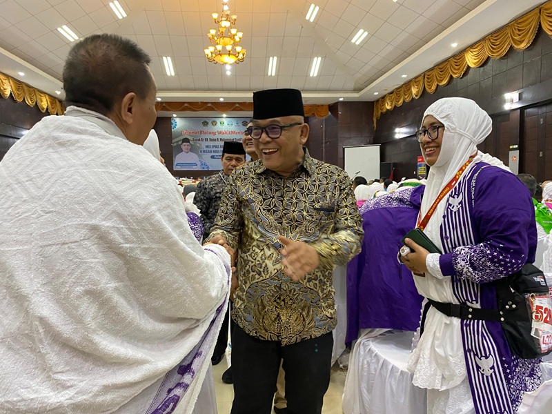 245 Calon Haji Pasbar Resmi Diberangkatkan dari Padang, Bupati Yulianto Hadir Langsung