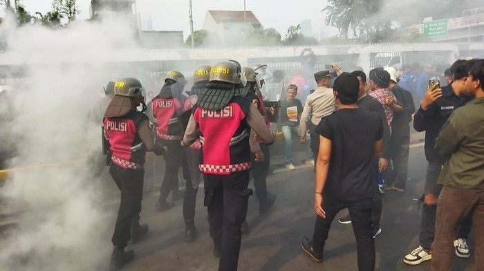 Aksi Demo Buruh Hari Ini Memanas, Polisi Padamkan Api Ban di Depan DPR