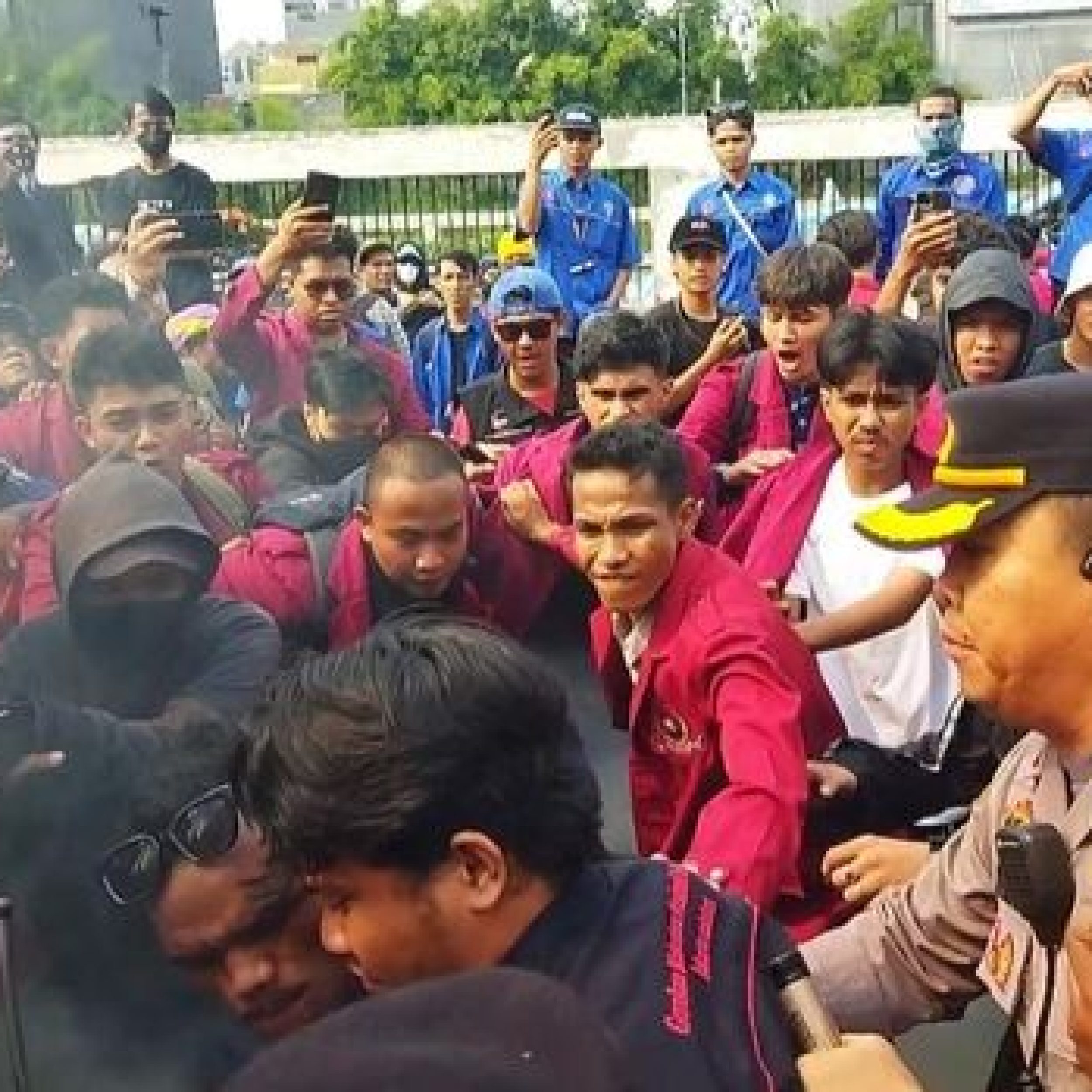 Aksi Demo Buruh Hari Ini Memanas, Polisi Padamkan Api Ban di Depan DPR