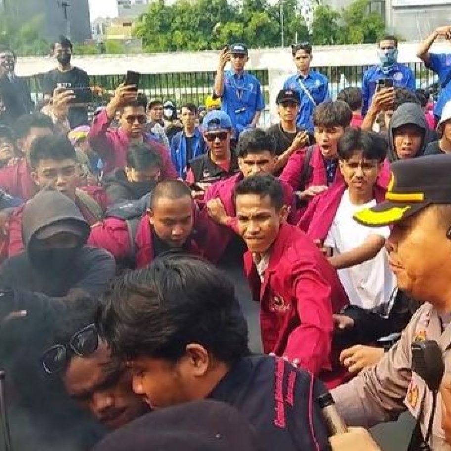 Aksi Demo Buruh Hari Ini Memanas, Polisi Padamkan Api Ban di Depan DPR